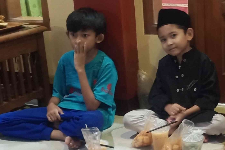 Ilustrasi dua orang anak sedang menunggu buka puasa ramadan (Foto: Dok. Pribadi)
