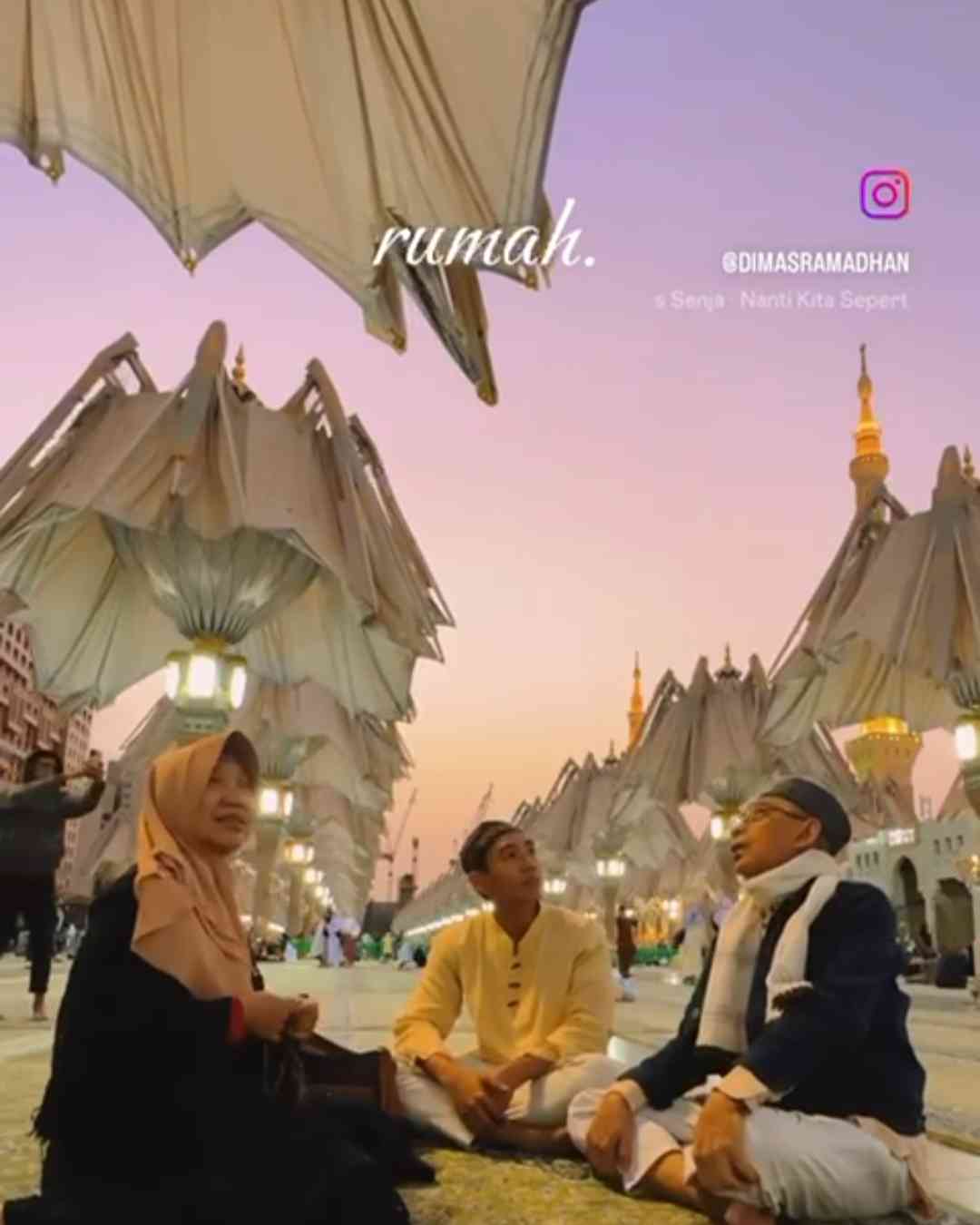 Menunggu payung terbuka (dok ig Dimas Ramadhan)