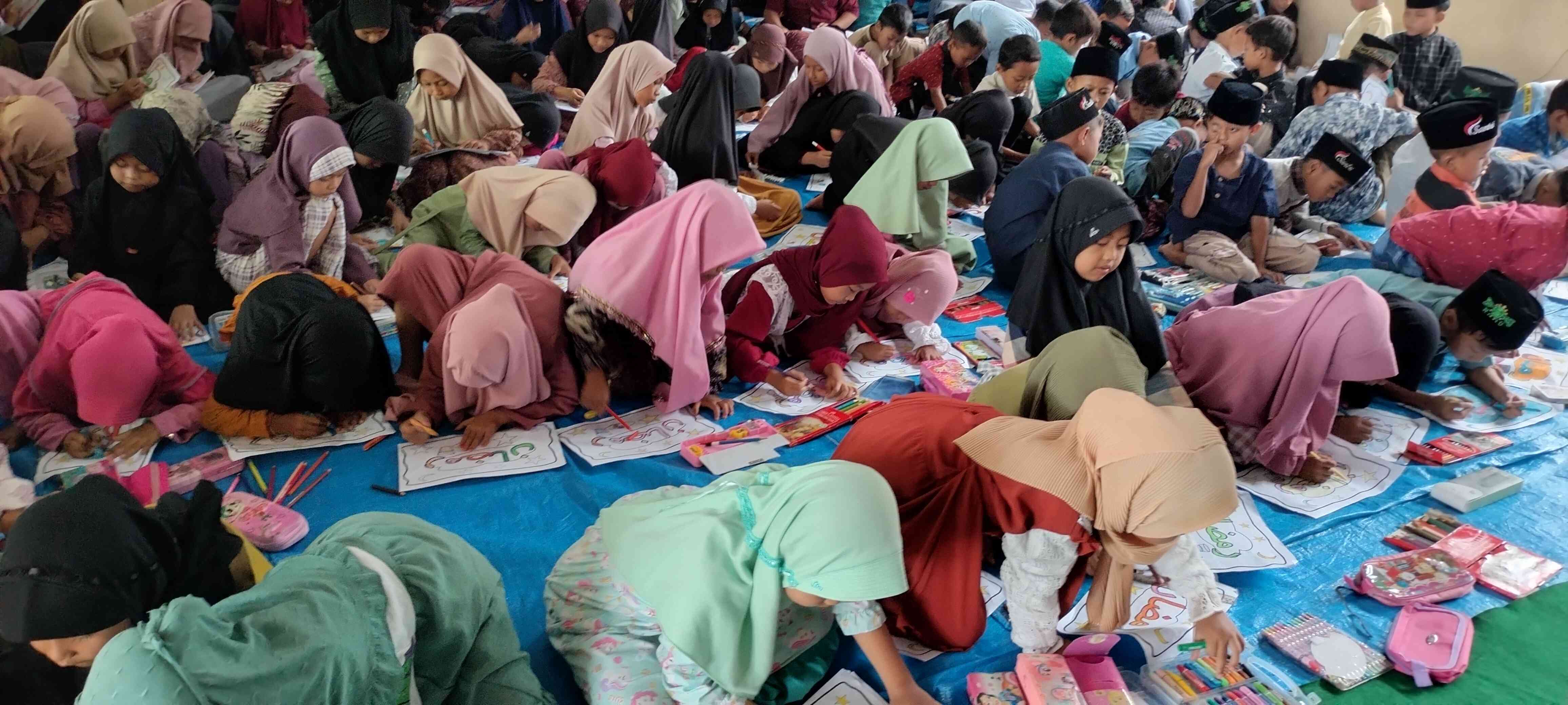 Keseriusan peserta pesantren ramadan saat mengikuti materi mewarnai kaligrafi (sumber foto: dok. pribadi)