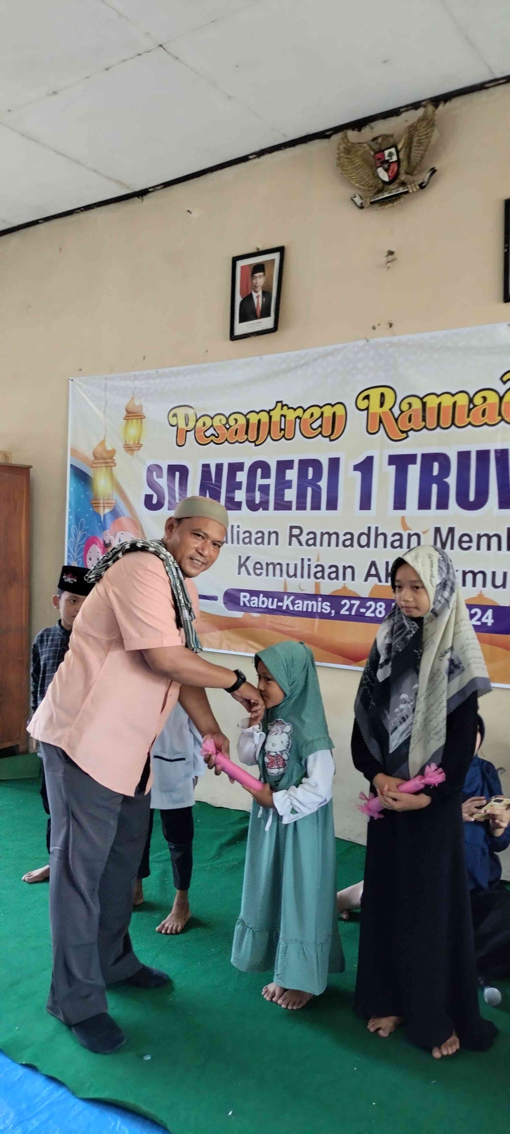 Pemberian reward kepada peserta yang aktif selama berkegiatan (sumber foto: dok. pribadi)