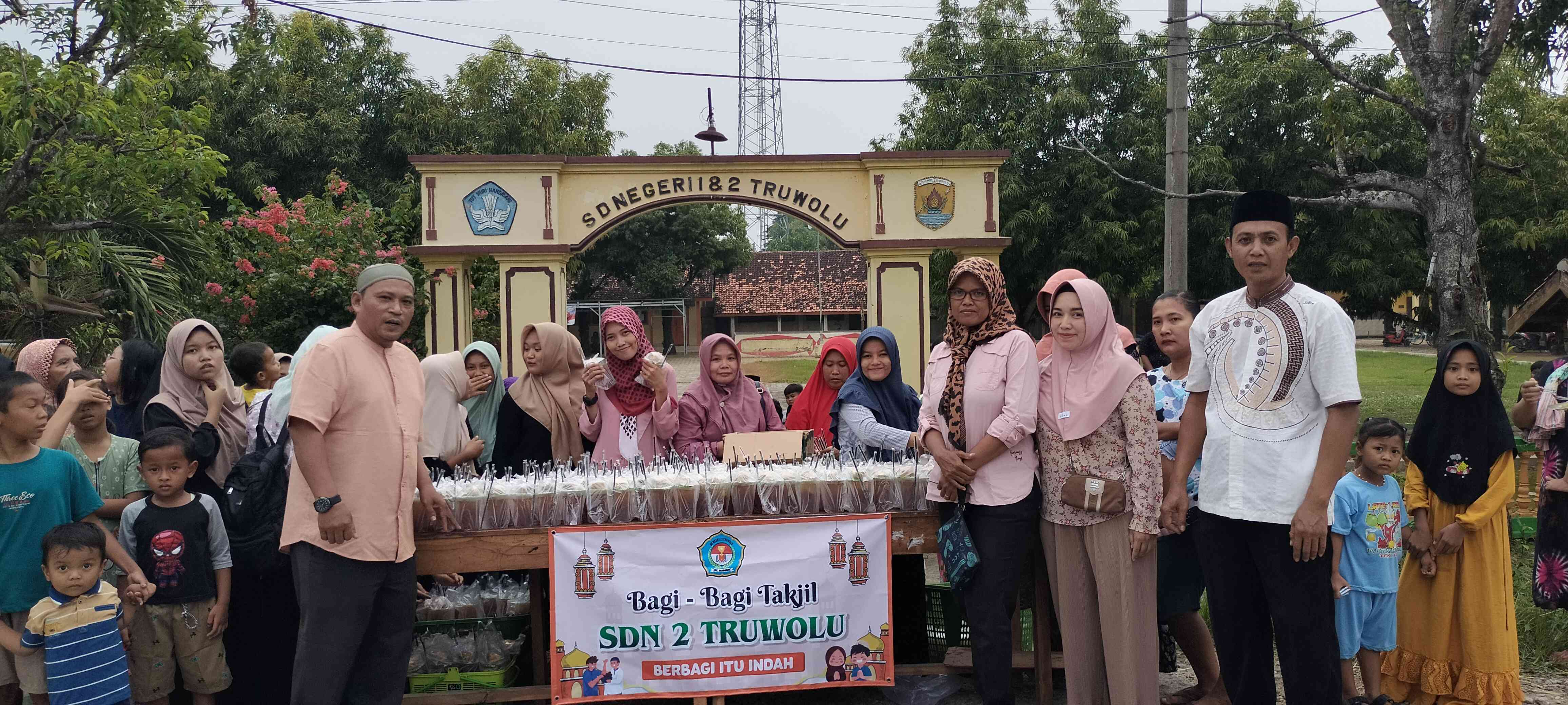 Persiapan pembagian takjil di depan gapura sekolah (sumber foto: dok. pribadi)