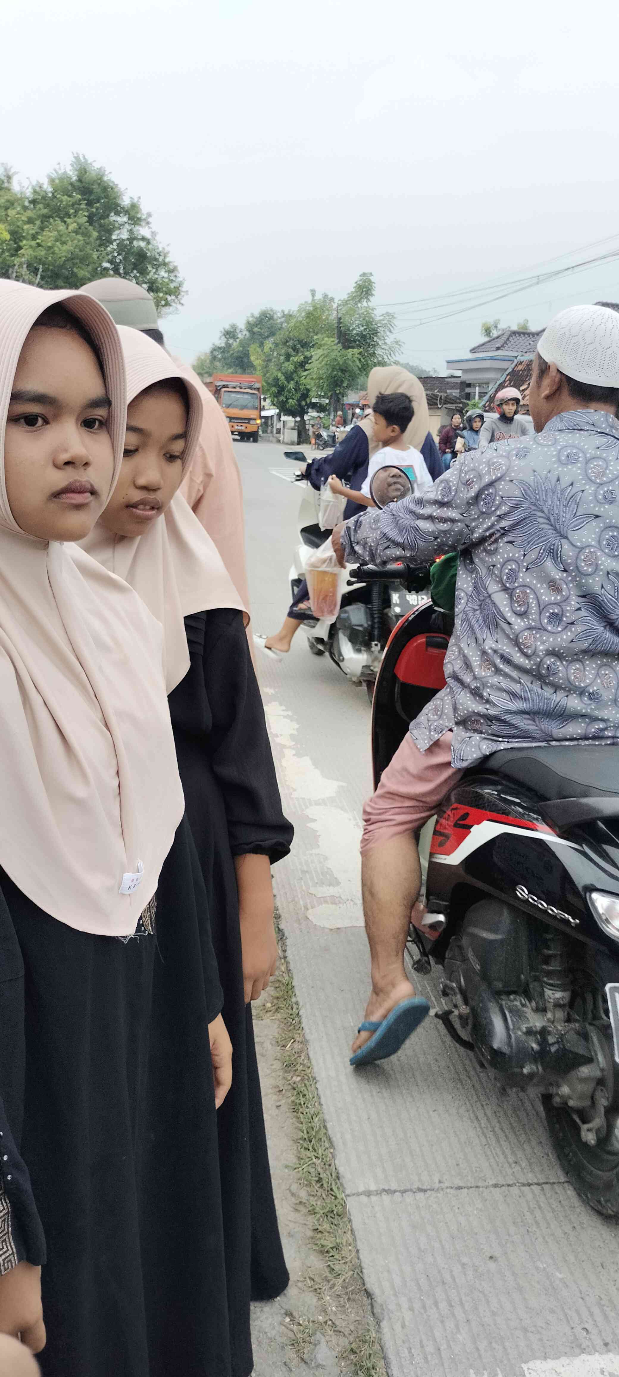 Pembagian takjil kepada warga masyarakat Truwolu dan sekitarnya oleh anak-anak (sumber foto: dok. pribadi)