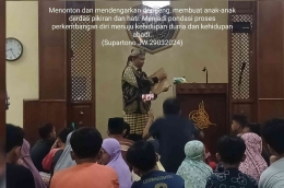 Kak Wahyu mendongeng di Masjid Jami' Al-Izhar Perumahan Sukamjaya, Depok. Doc. Supartono JW.
