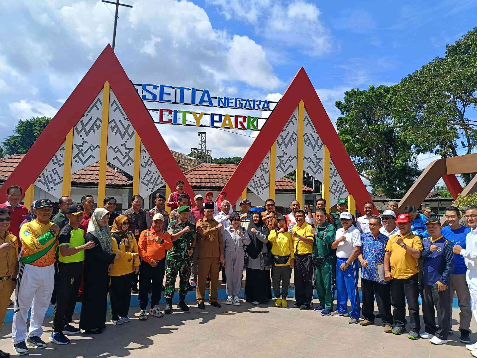 Bupati dan sejumlah pejabat OPD Rejang Lebong saat meresmikan Setia Negara City Park, Selasa (30/01/24) - sumber gambar: harianrakyatbengkulu.co