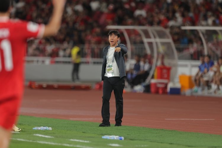 Aksi pelatih timnas Indonesia Shin Tae-yong pada laga Indonesia vs Vietnam dalam Kualifikasi Piala Dunia 2026 Zona Asia di Stadion Utama Gelora Bung Karno, Kamis (21/3/2026). (KOMPAS.com/Antonius Aditya Mahendra)