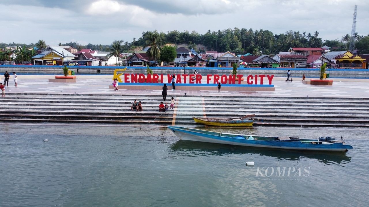 Suasana di Ruang Terbuka Hijau Puday-Lapulu di pesisir Teluk Kendari, Sulawesi Tenggara, Rabu (25/1/2023). (Foto: KOMPAS/SAIFUL RIJAL YUNUS)