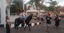 Salah seorang warga menaiki kuda wisata di Alun-alun Kutoarjo (Foto : Tris)