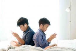 Ilustrasi anak bermain gadget selama ramadan sumber gambar zurich.co.id
