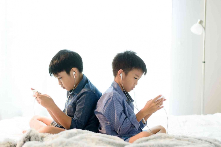 Ilustrasi anak bermain gadget selama ramadan sumber gambar zurich.co.id