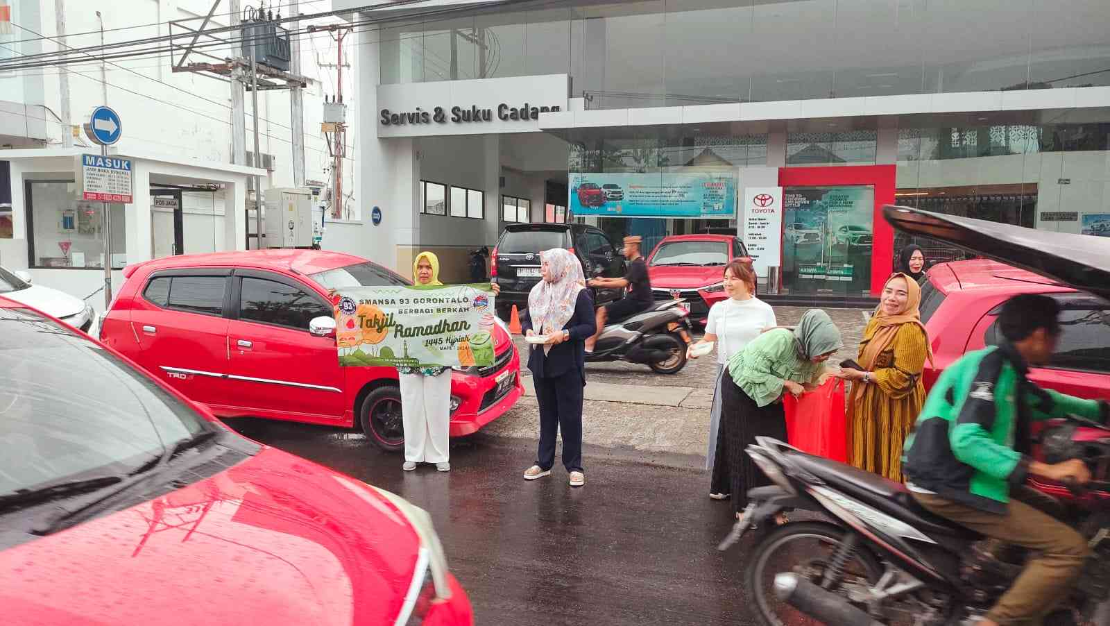 Dokumentasi SMANSA 93 Gorontalo Bagi Takjil