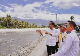 Presiden Jokowi saat meninjau realisasi rekonstruksi irigasi Gumbasa di Kabupaten Sgi Provinsi Sulteng. (Dokumentasi Sekertariat Presiden) 