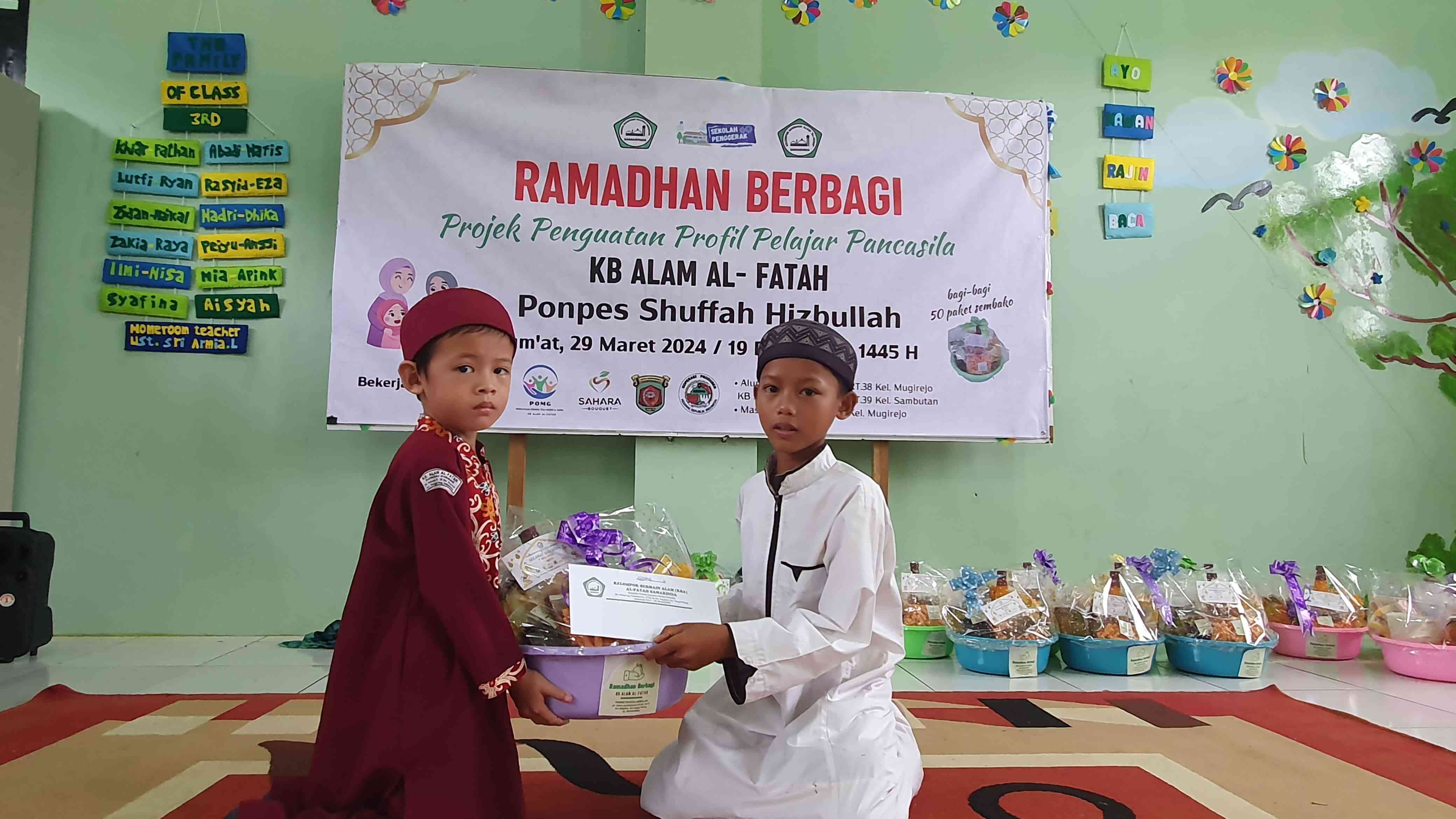 Santri terlibat langsung dalam Ramadan berbagi | Foto: Mbak Tika