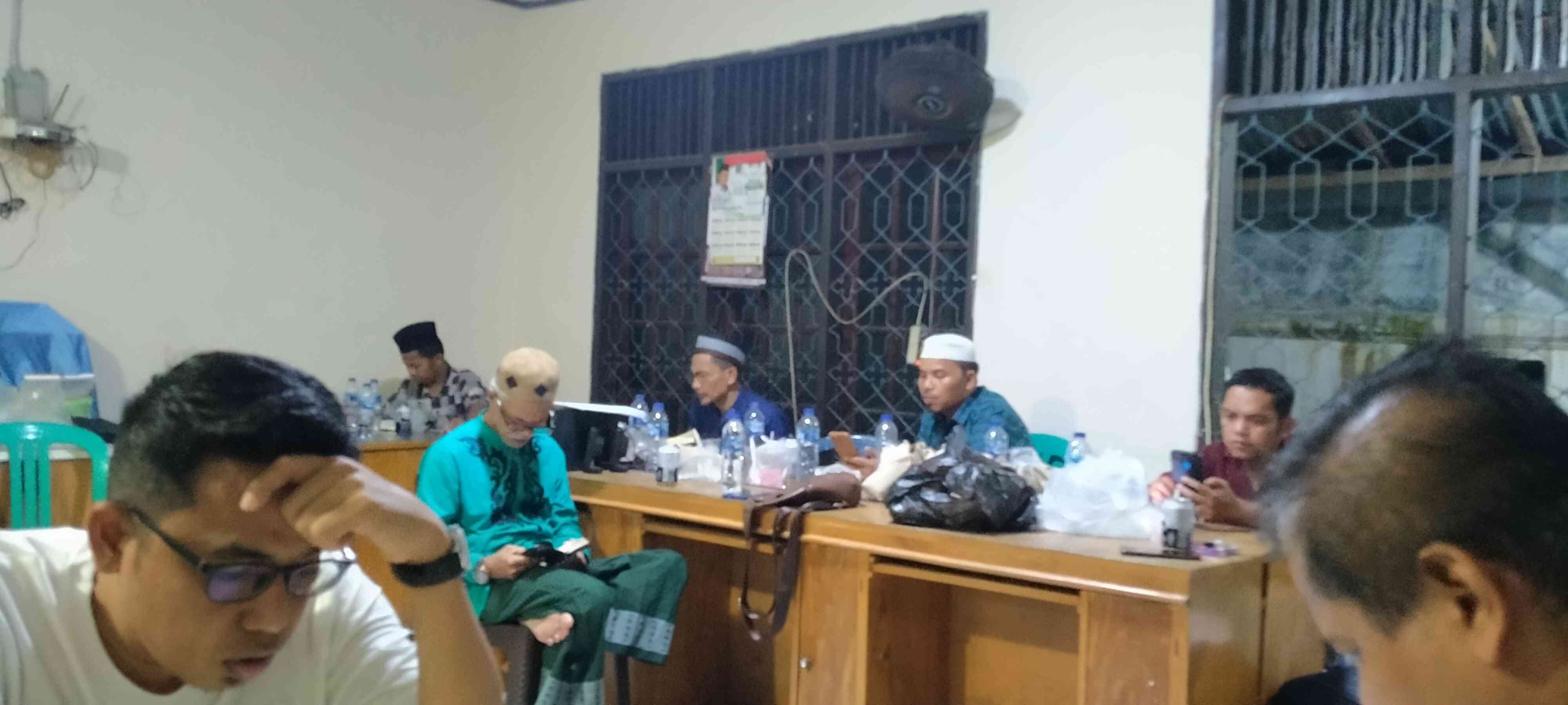 Rekan wartawan menggelar tadarus di PWI dalam momen Nuzul Quran. (foto dokpri)