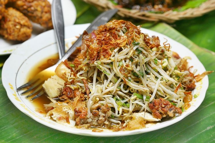 Ilustrasi lontong balap, kuliner khas Surabaya. Sumber: Shutterstock/adie.foodtography via KOMPAS.com