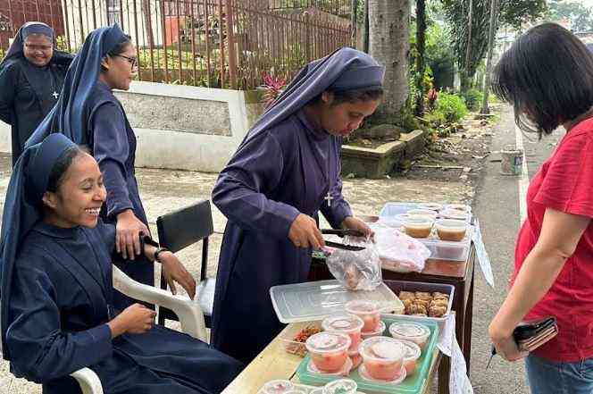 Suster gereja di Kota Sukabumi berjualan takjil puasa Ramadhan. (Foto: MPI) dalam jabar.inews.id