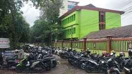 Arsip Infobekasi.co,  Parkir Liar di Jln. Rawatembaga 1 depan kantor Pengadilan Agama Kota  Bekasi