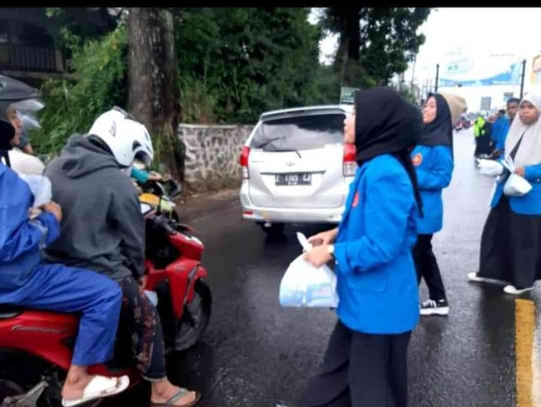 Mahasiswa Unfari Bagikan Ratusan Paket Nasi Kotak untuk Buka Puasa ke Pengendara Jalan Raya di Sumedang (Foto: Dok. Pribadi/Unfari)