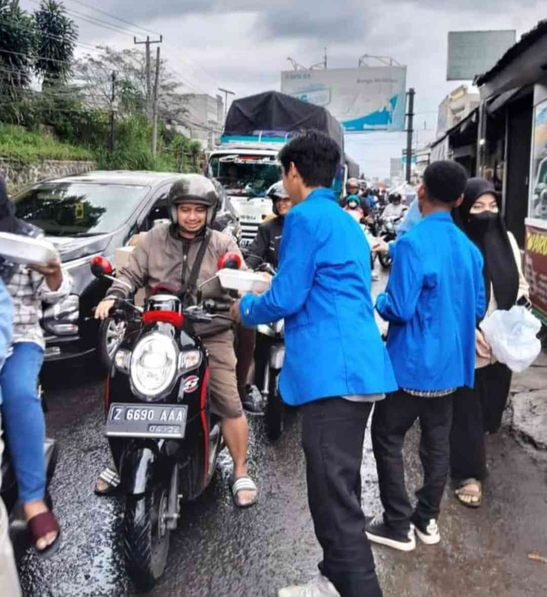 Mahasiswa Unfari Bagikan Ratusan Paket Nasi Kotak untuk Buka Puasa ke Pengendara Jalan Raya di Sumedang (Foto: Dok. Pribadi/Unfari)