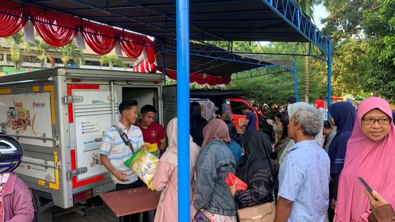Antusias masyarakat saat mengantri beras kegiatan Pak Rahman di Kecamatan Ngaliyan, Kamis (21/3/2024) - Dok. pribadi