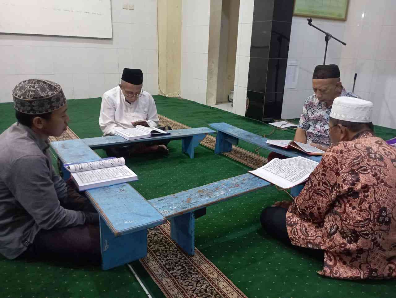 Dokumentasi Pribadi: Beberapa jamaah sedang tadarus Al Qur'an