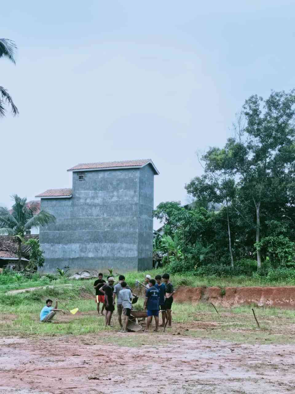 Anggotta remaja masjid membersihkan lingkungan masjid/dokpri