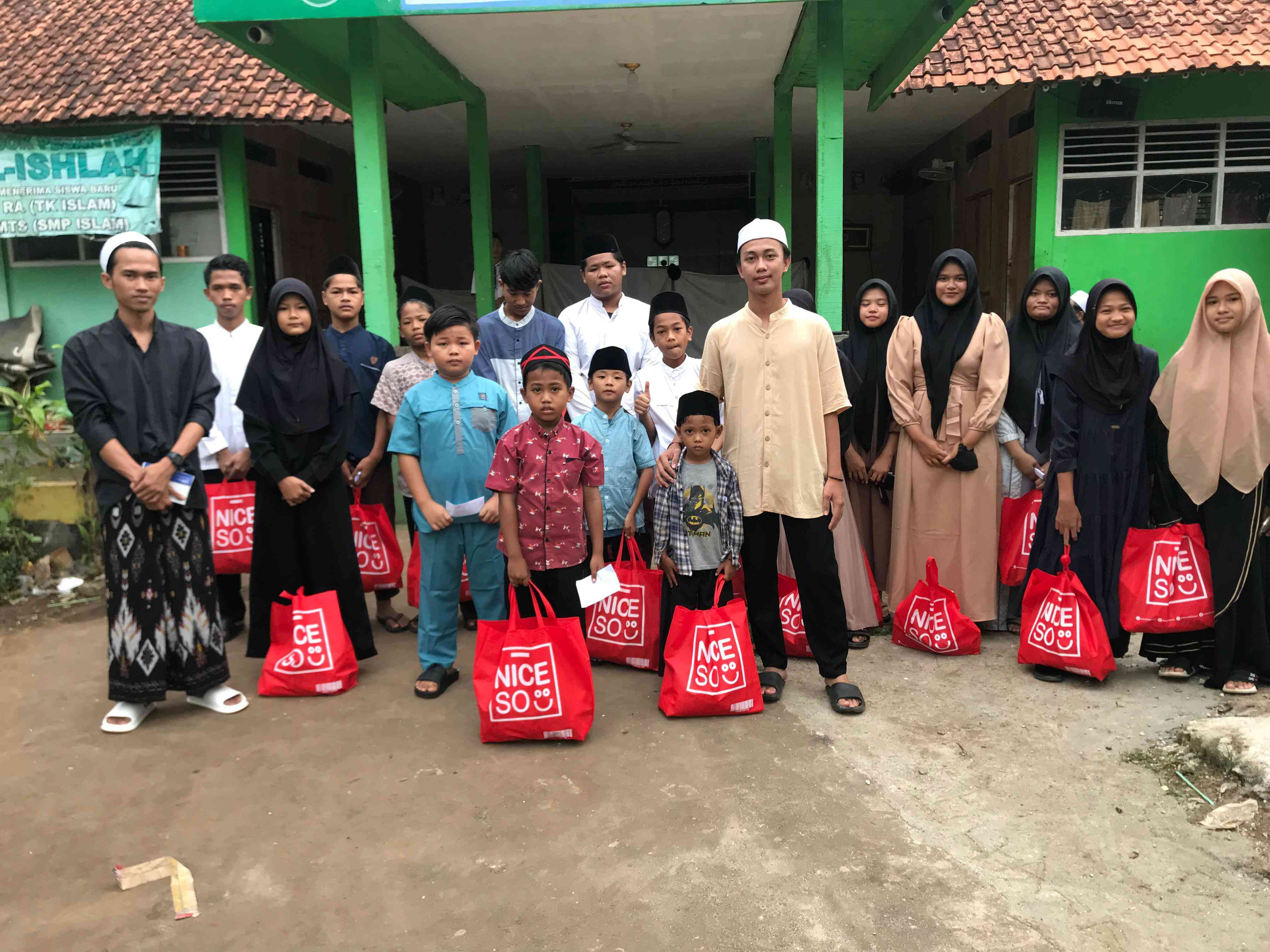 Foto bersama anak yatim-piatu 