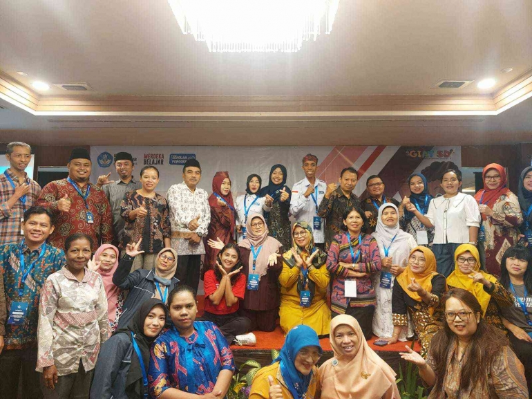 Peserta kegiatan fasilitasi dan advokasi penguatan kapasitas sekolah yang pesertanya berasal dari suku, agama, dan budaya berbagai daerah di Indonesia