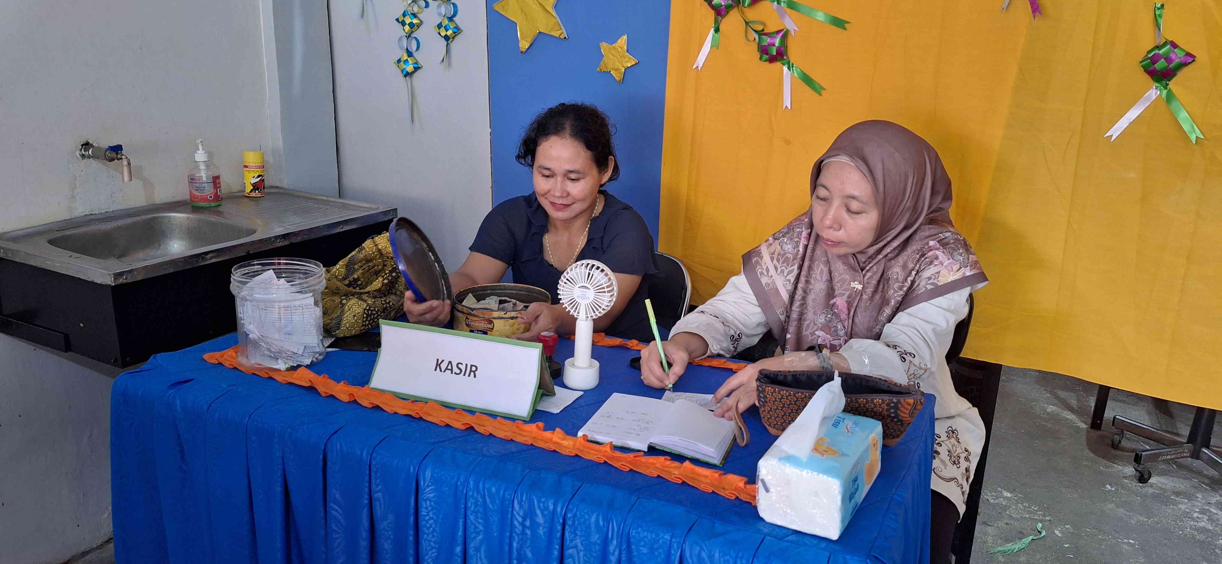 Bu Titus dan bu Evita di meja kasir (dokumen pribadi Indah)