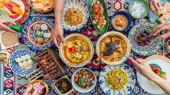 Ilsutrasi bukber dengan alat makan bukan sekali pakai sumber gambar CNN indonesia