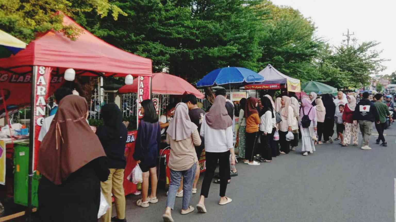 Suasana masyarakat berburu takjil di bulan Ramadan (Sumber : UMS Surakarta via rri.co.id)