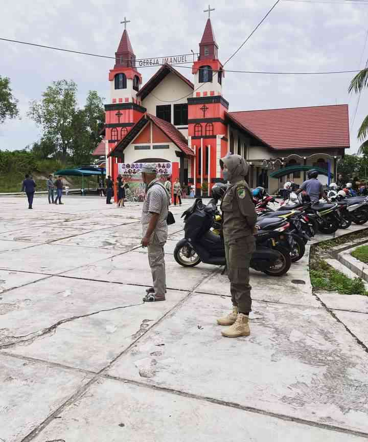 Anggota Satpol sedang berjaga/ Dok.Pol PP Barut