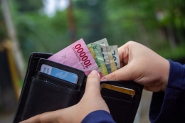 Ilustrasi uang tunai di dompet. (Dok. Pexels/Ahsanjaya via kompas.com)