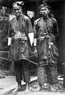 Orang Jambi sekitar tahun 1914 - diambil dari situs Wikipedia: Suku Jambi