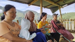 Ibu guru Riris di antara rekan-rekannya sesama guru di Lembang Puangbembe, Kecamatan Simbuang yang terpencil. Sumber: dok. pribadi. 