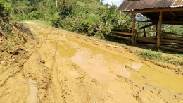 Jalan berlumpur poros Puangbembe-Lekke', Kecamatan Simbuang, Kabupaten Tana Toraja. Sumber: dok. pribadi