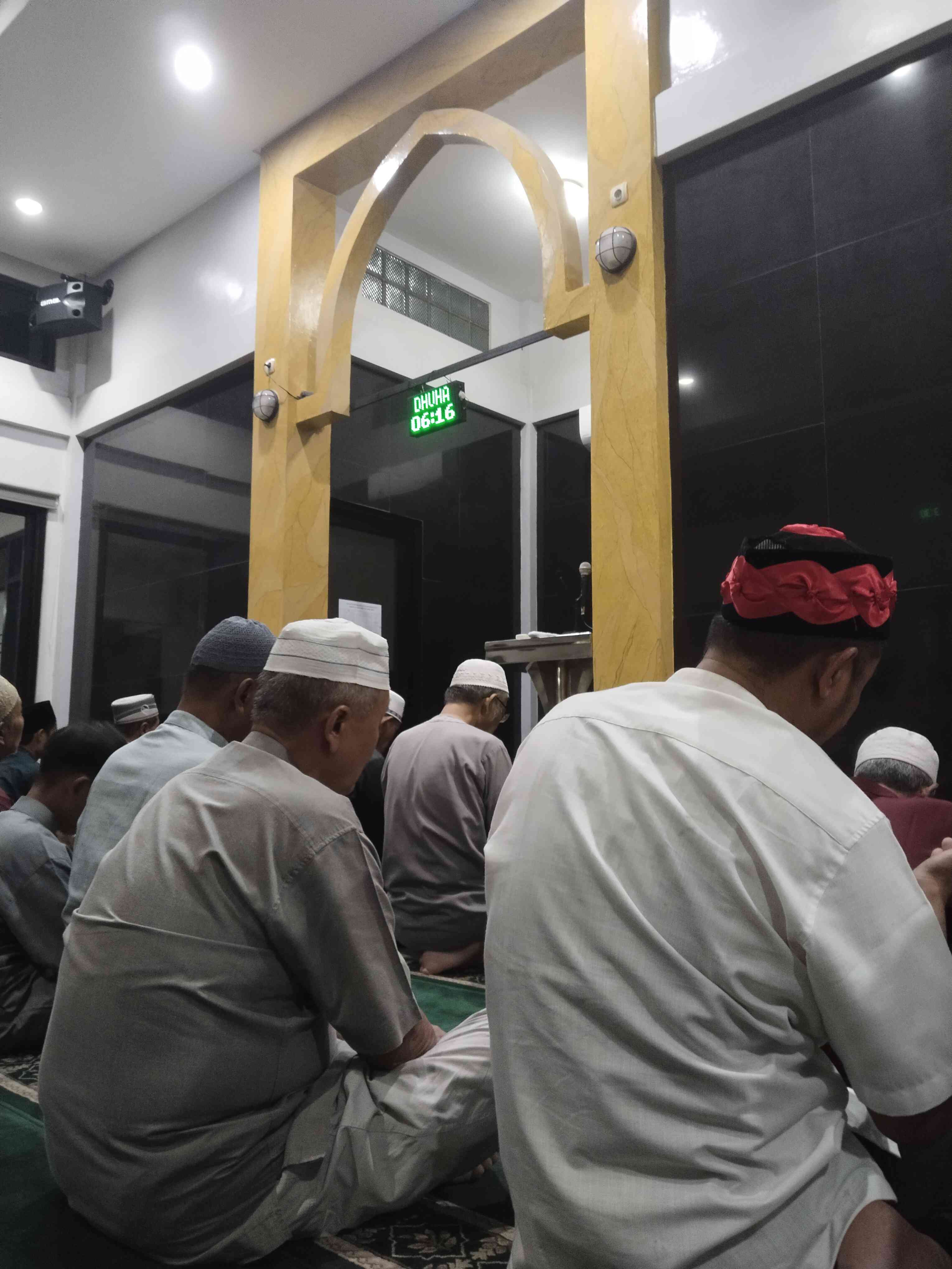 Salat Tarawih Ramadan 2024 di musholah dekat rumah (foto Nur Terbit) 