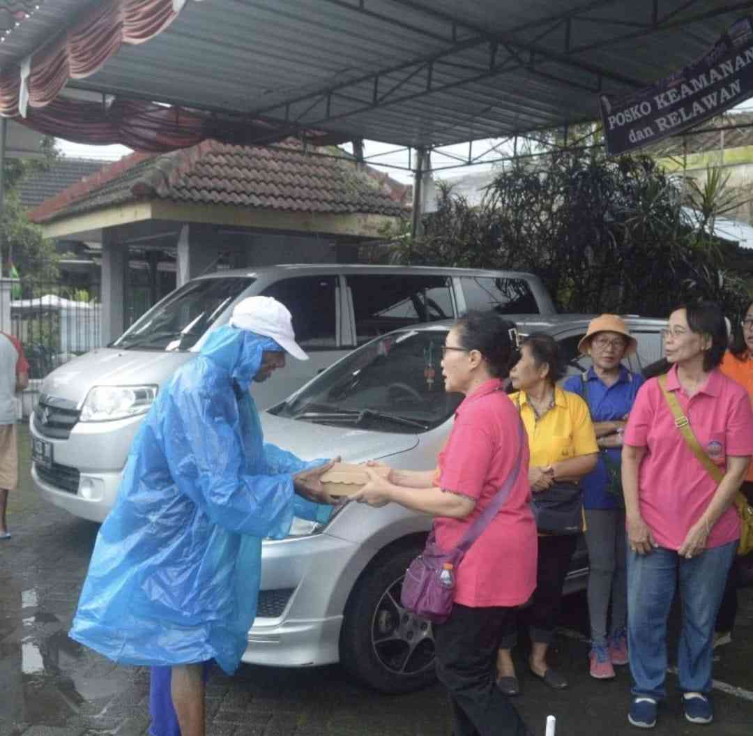 Berbagi pada orang sekitar, dokumentasi pribadi Yayuk