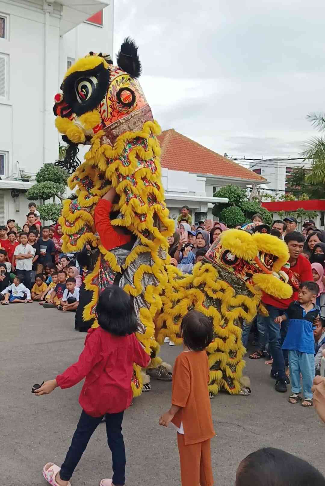 Kini, anak-anak bisa bebas menonton, berinteraksi dan bermain dengan barongsai (dokpri)