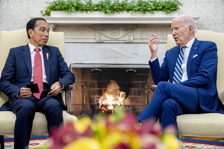 Presiden Amerika Serikat Joe Biden menerima kunjungan Presiden Joko Widodo di Kantor Oval Gedung Putih, Washington DC, AS, Senin (13/11/2023). Foto: AP/ANDREW HARNIK via KOMPAS.id