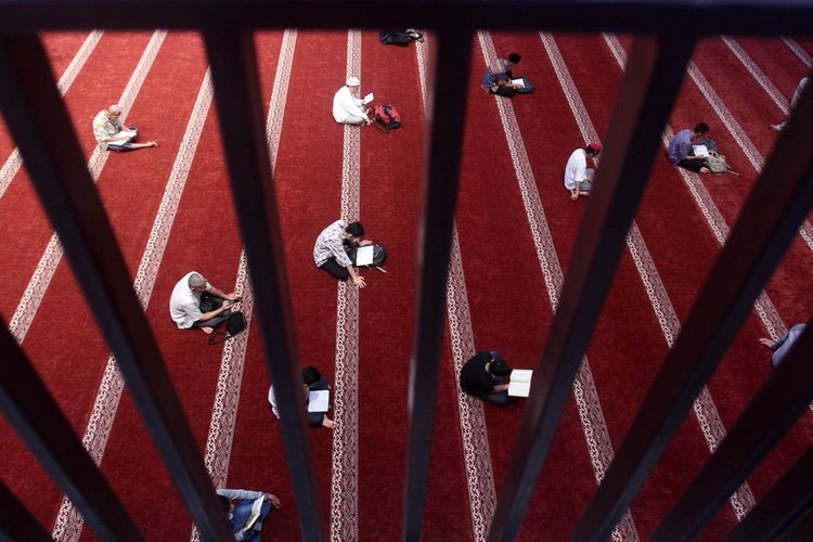 Umat Islam bertadarus saat melakukan iktikaf pada 10 hari terakhir bulan ramadan di Masjid Raya Sumatera Barat, Padang, Sabtu (25/5/2019). Foto: ANTARA FOTO/MUHAMMAD ARIF PRIBADI via KOMPAS.com