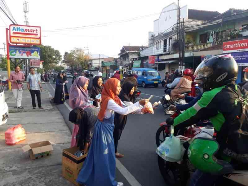 Ilustrasi Berbagi Takjil (Foto: pwmu.co)