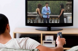 Ilustrasi orang sedang menonton televisi (Sumber: Kompas.com)