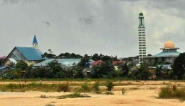 Masjid dan gereja yang saling berdampingan di salah satu sudut Kota Batam. | Foto Dokumentasi Pribadi