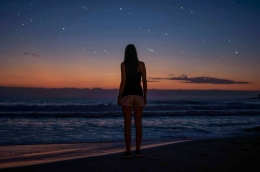 Pemandangan Laut Malam dengan Wanita yang Merenung (Pexels.com/Alax Matias)