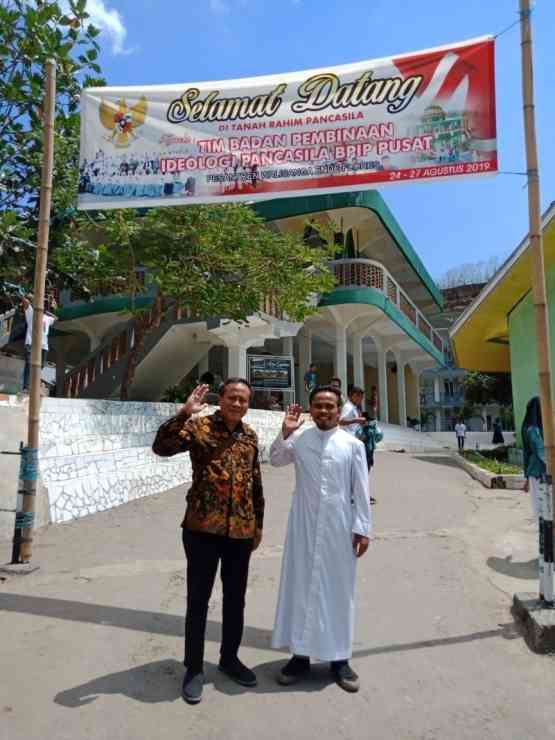 Penulis dan Frater di Pondok Pesantren di Ende,  sumber gambar: Aris Heru Utomo (dokpri)