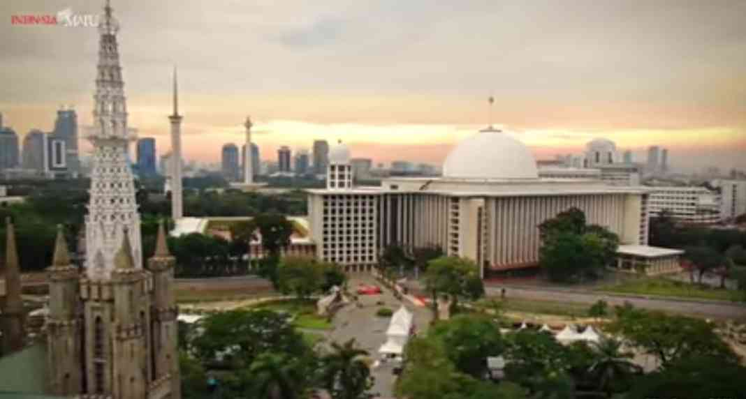 Keberadaan Masjid Istiqlal dan Gereja Katedral di Jakarta Simbol Kerukunan Umat Beragama (Foto: Channel Youtube Presiden Joko Widodo)