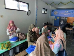 Bu Andri, bu Albert dan ibu-ibu lainnya sedang membuat Hiasan (WAG DWP BPSILHK Makassar)