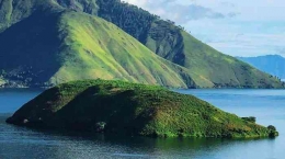 Pulau Tulas, puncak perbukitan di dinding Kaldera Toba yang tergenang oleh air danau (Foto: medan.tribunnews.com)