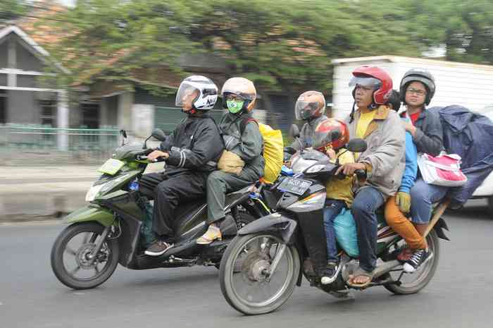 Ilustrasi pemudik bersepeda motor yang berbahaya sumber gambar gridoto.com