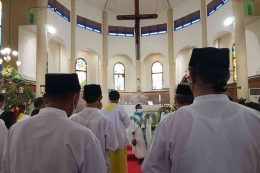 Cerita di Balik Jemaat Misa Natal Gereja Kampung Sawah yang Pakai Baju Adat Betawi (kompas.com) 